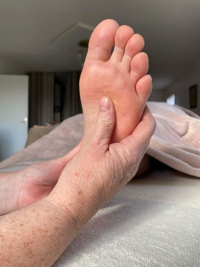 Massage des zones réflexes du pied en réflexologie plantaire